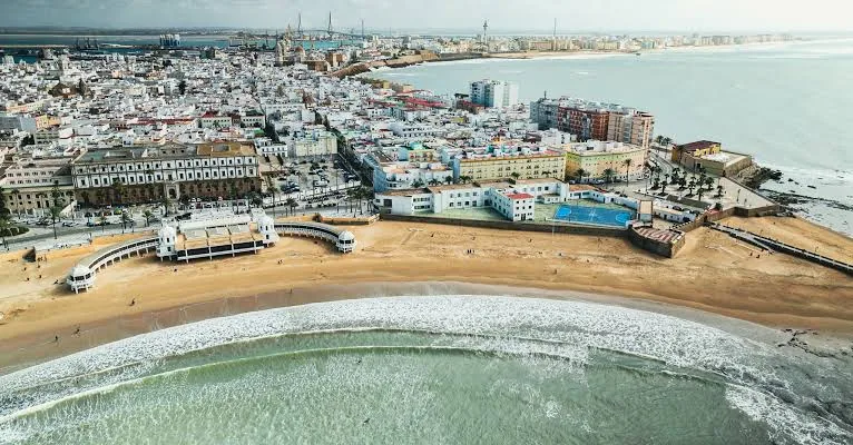 Vista aérea de Cádiz capital y la playa de La Caleta