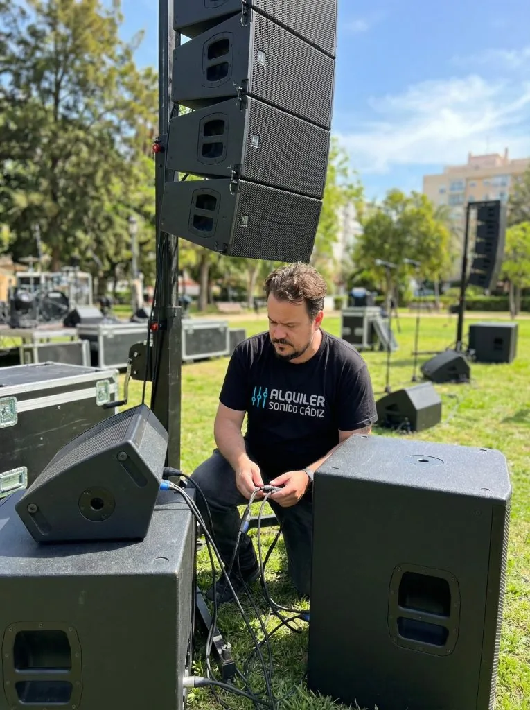 Montaje de line array y subgraves en un parque de Cádiz