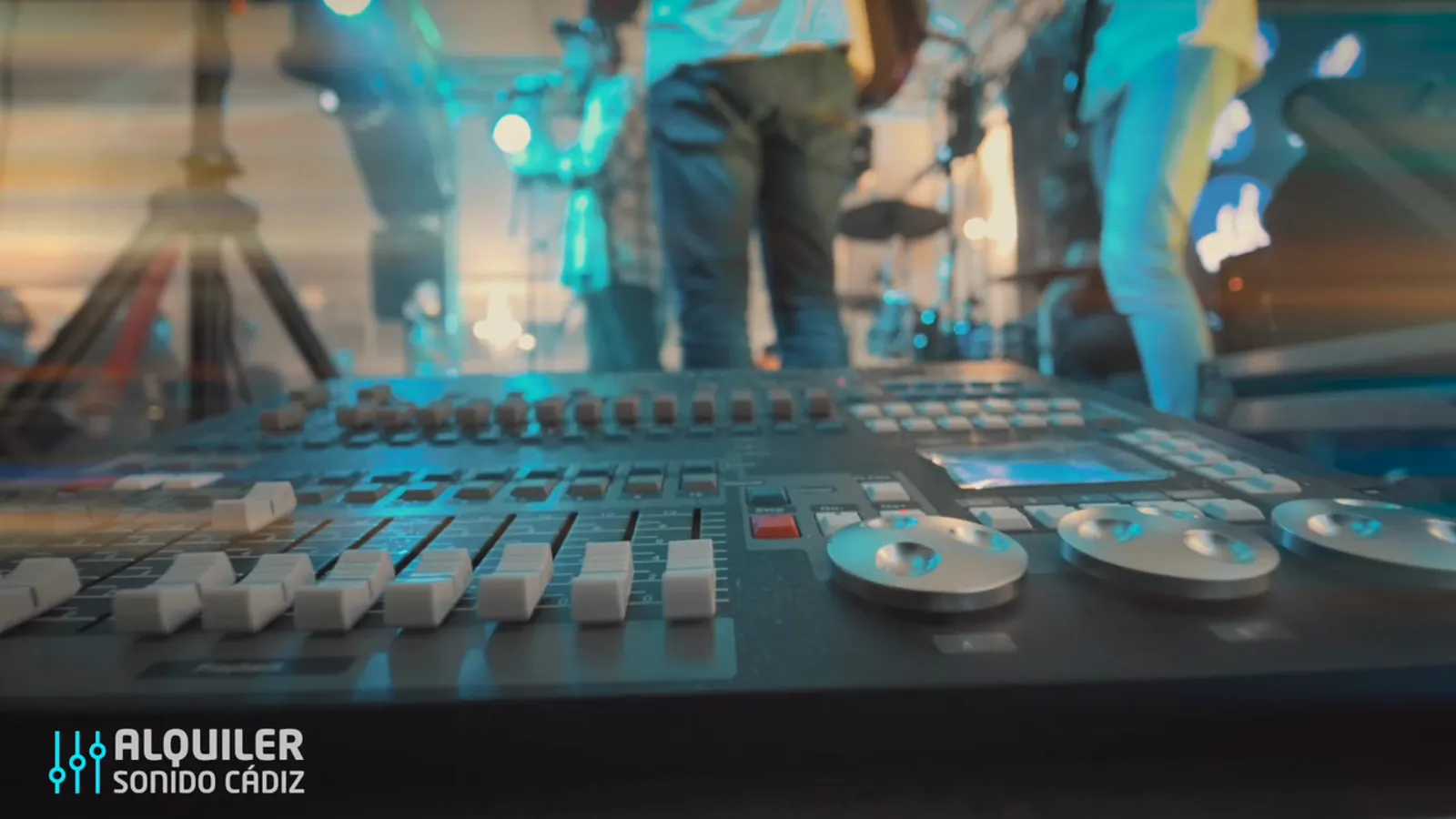 Mesa de sonido y directo durante un evento de Alquiler Sonido Cádiz
