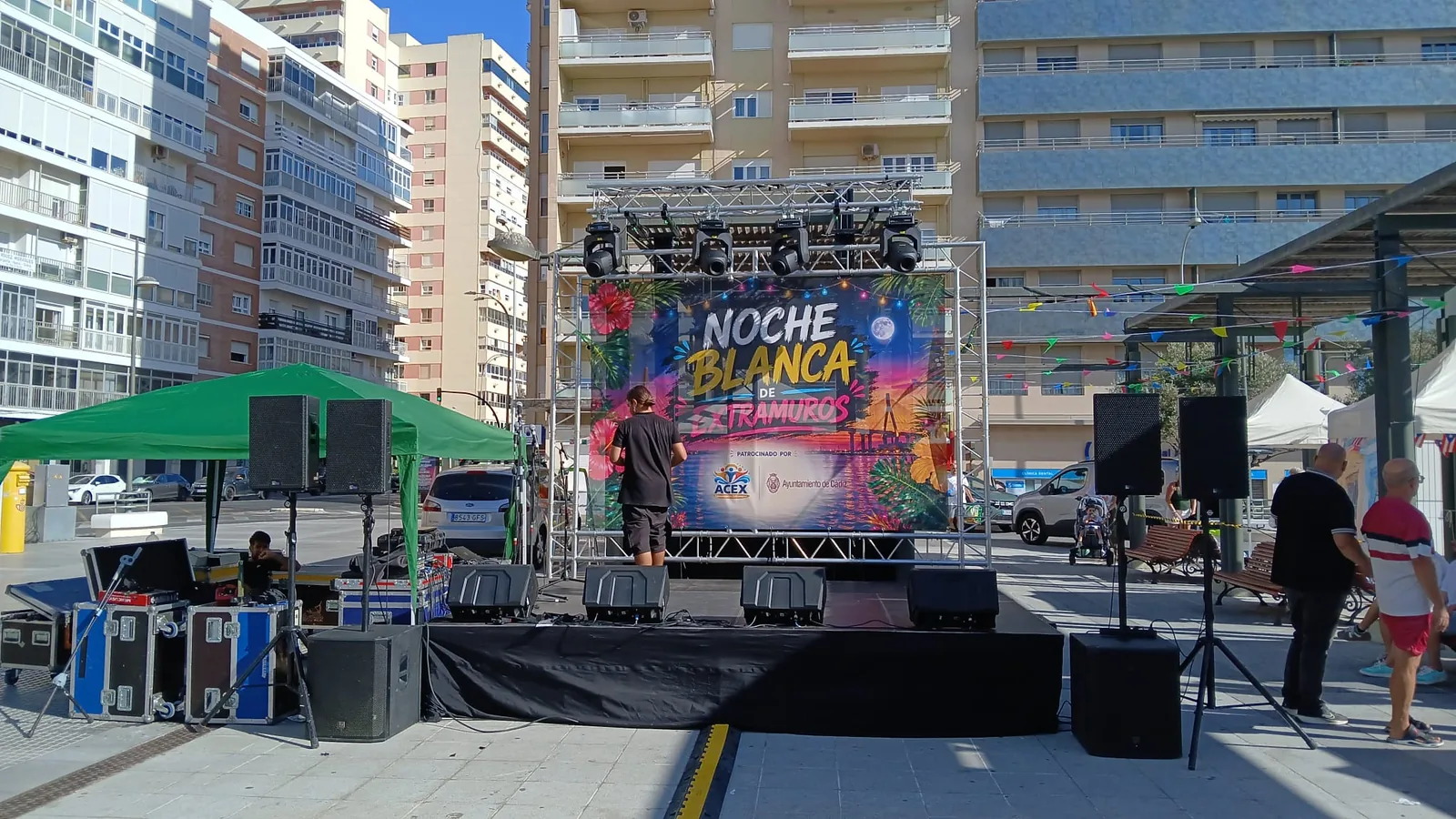 Escenario con truss, cabezas móviles y sistema de sonido montado en la calle para la Noche Blanca de Extramuros
