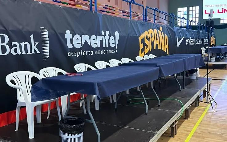 Sala de congresos con pantalla, atril y microfonía preparada para una ponencia