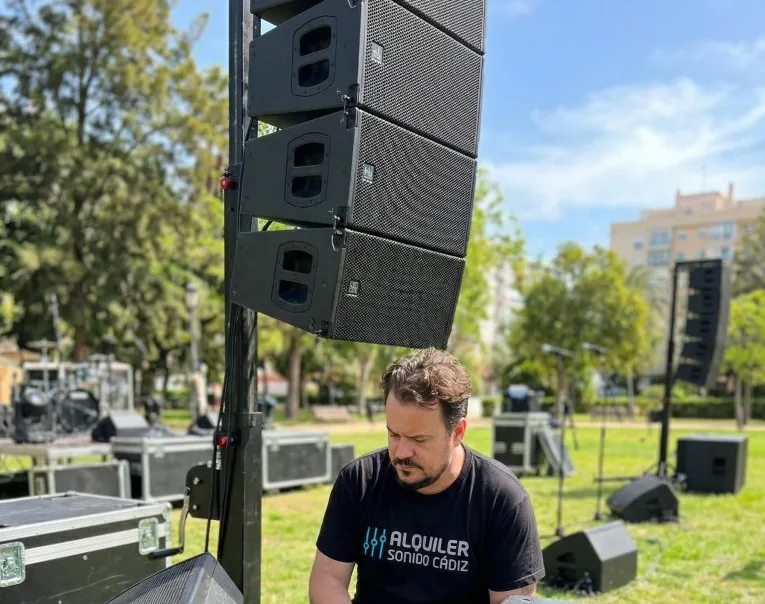 Line array y monitores montados por Alquiler Sonido Cádiz en un evento al aire libre
