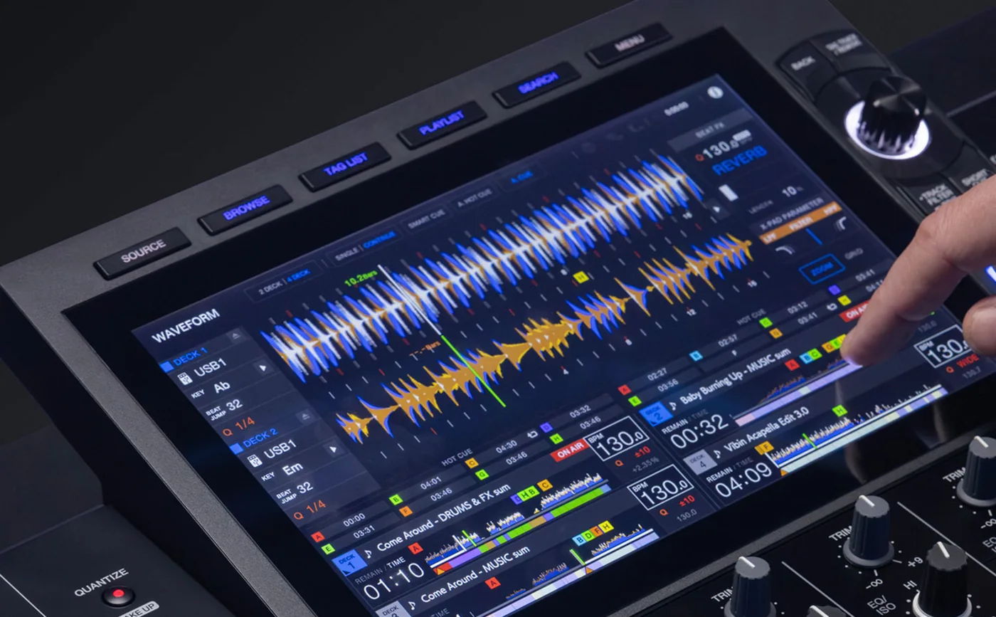 Pantalla táctil y mandos de un reproductor de DJ profesional durante la mezcla