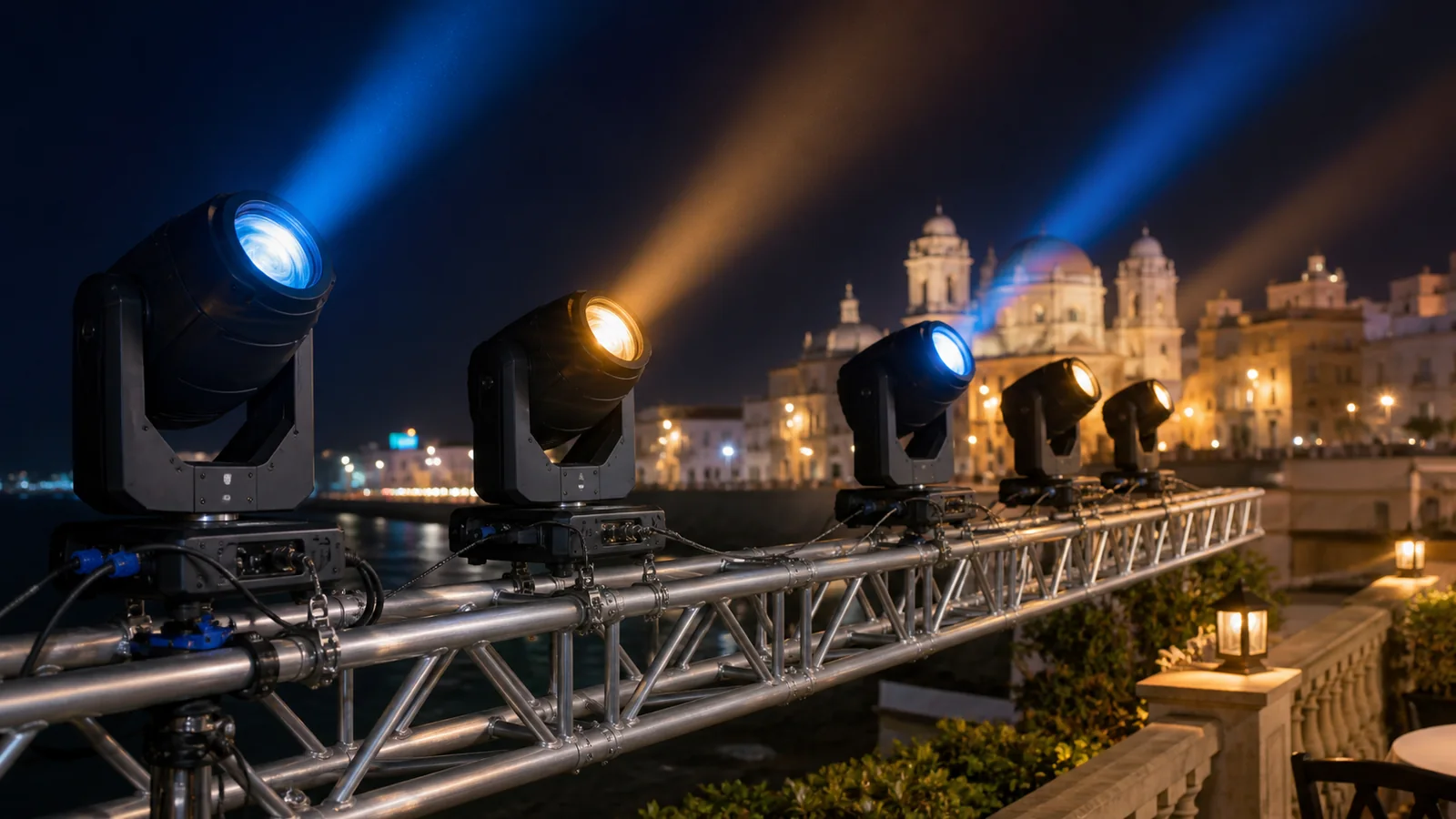 Cabezas móviles montadas sobre truss iluminando la noche frente a la catedral de Cádiz