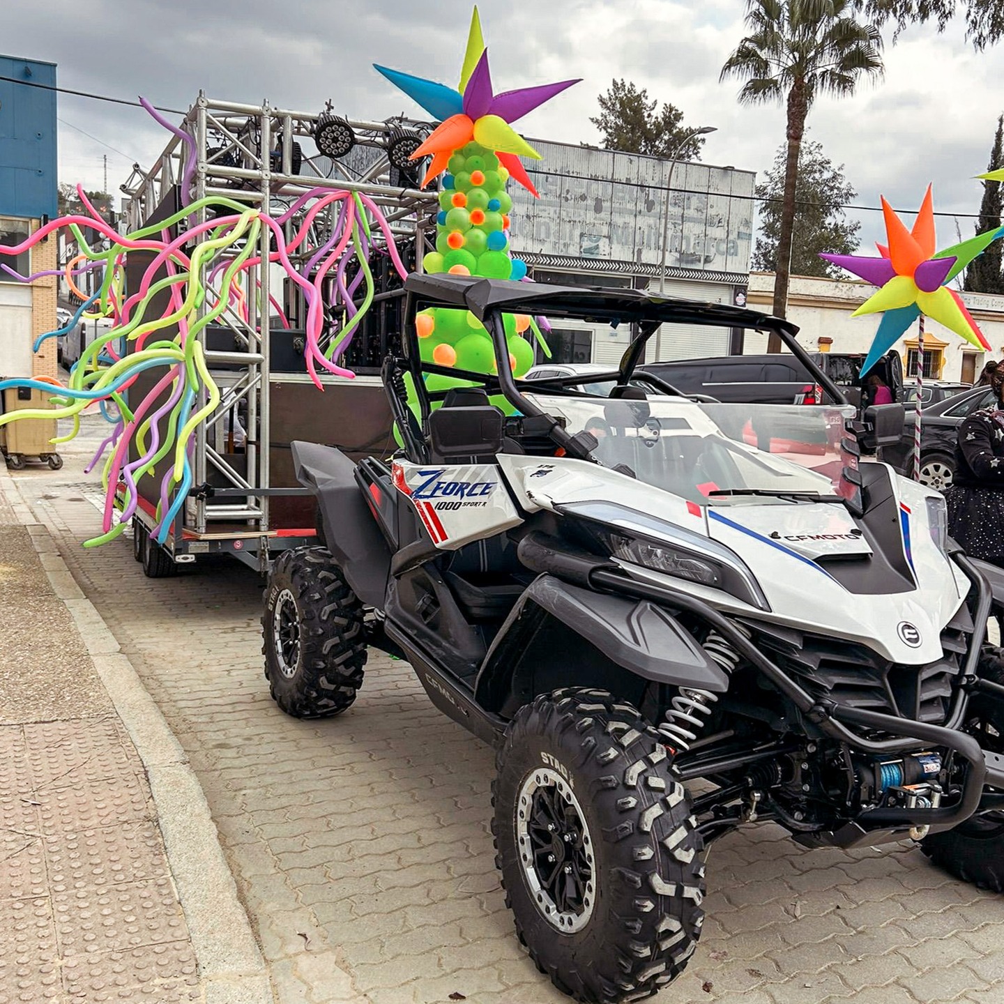 🎉🚗 ¡Haz que tu evento brille como nunca! 🚗🎉

¿Buscas una carroza espectacular para pasacalles, festivales, eventos o carnavales? ¡Tenemos justo lo que necesitas!

✨ Carroza tirada por Buggy: Estilo y potencia para recorrer las calles con energía y diversión.
🔋 Alimentada con Generador Eléctrico: Sin límites, ¡la fiesta sigue donde quieras!
💡 Luces deslumbrantes: Efectos LED y juegos de luces que iluminan la noche.
🔊 Sonido Potente: Música que se siente y se escucha a lo grande.
🎇 Efectos Especiales: Humo, confeti y más para un espectáculo inolvidable.

🔥 ¡Haz que tu evento sea el más recordado del año! 🔥
📲 Reserva ya y asegura la mejor carroza para pasacalles, festivales, eventos y carnavales en Cádiz.

💬 ¡Escríbenos por mensaje directo!
📍 Disponible en Cádiz y alrededores.

#CarrozaEventos #PasacallesCádiz #EventosCádiz #CarrozaCarnaval #FestivalCádiz #LucesYSonido #CarrozaConBuggy #FiestaItinerante #CarnavalCádiz #AlquilerSonidoCádiz