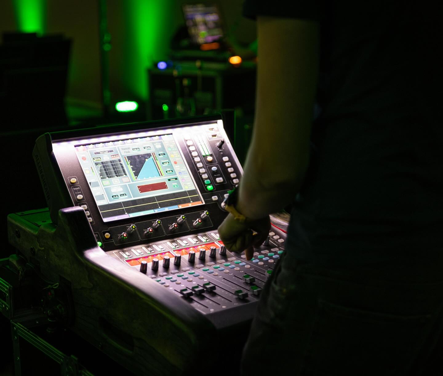 🔊✨ Tu evento merece sonar impecable ✨🎶

En AlquilerSonidoCádiz.com contamos con mesas digitales de última generación, equipos de sonido de alta potencia y técnicos especializados que garantizan un resultado profesional en cualquier tipo de evento:

🎤 Conciertos
💍 Bodas
🎶 Festivales
🏢 Conferencias y presentaciones

📍 Servicio en Cádiz y toda Andalucía
✅ Sonido nítido
✅ Montaje rápido y seguro
✅ Atención personalizada

👉 Haz que tu público no solo escuche, ¡que lo viva!

📲 Reserva ahora en www.alquilersonidocadiz.com

#AlquilerSonidoCádiz #SonidoProfesional #Eventos #Conciertos #Festivales #ProducciónDeEventos