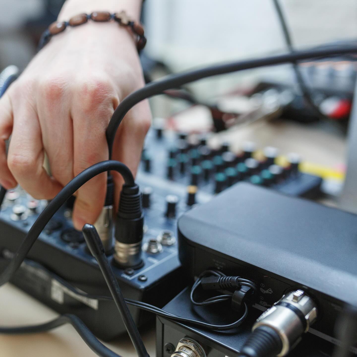 🎛️✨ Haz que tu evento suene perfecto ✨🎶

En AlquilerSonidoCádiz.com ponemos a tu alcance el mejor equipo de sonido profesional: mesas de mezclas, microfonía, altavoces, iluminación y todo lo que tu evento necesita para brillar.

📍 Cádiz y toda Andalucía
🔊 Sonido nítido y potente
💡 Montaje profesional
🎤 Soluciones para conciertos, bodas, conferencias y festivales

👉 Confía en nosotros para que tu evento no solo se escuche, ¡sino que se sienta!
📲 Reserva ya en www.alquilersonidocadiz.com
#AlquilerSonidoCádiz #Eventos #Conciertos #Festivales #Bodas #SonidoProfesional #ProducciónDeEventos