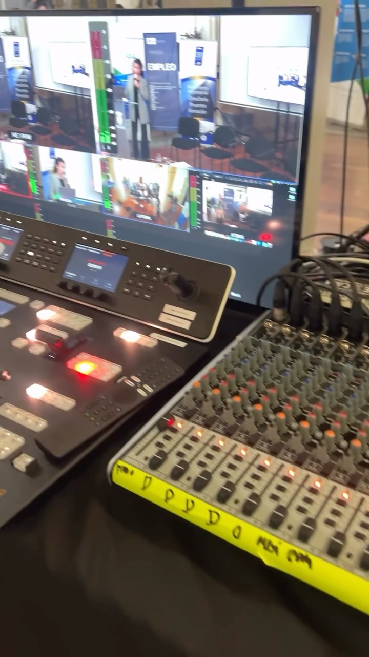 Producción técnica + Sonido + Streaming + Conexiones Zoom en Tarifa para Diputación de Cádiz
Alquiler Sonido Cádiz

En Alquiler Sonido Cádiz hemos realizado con éxito la producción técnica del evento de la Diputación de Cádiz en Tarifa, ofreciendo un servicio completo y adaptado a las necesidades de un formato híbrido. Nos encargamos de toda la sonorización del espacio, garantizando un audio claro, equilibrado y profesional para ponentes y asistentes.

Además ejecutamos la realización y emisión en streaming, permitiendo el seguimiento remoto del evento con calidad estable y fluida. Parte fundamental del proyecto fue la intervención de ponentes vía Zoom, con interacción bidireccional en tiempo real, logrando una comunicación natural entre público presencial y participantes online.

Para asegurar una conexión sólida incluso en Tarifa, habilitamos internet mediante Starlink, evitando interrupciones y brindando seguridad en la transmisión y videoconferencias.

⸻

📍 Soluciones que ofrecemos

✔ Sonido profesional para interior y exterior
✔ Streaming en directo Full HD
✔ Ponentes conectados por Zoom con audio y vídeo integrados
✔ Internet vía Starlink para total estabilidad
✔ Servicio técnico completo y asistencia durante el evento

Si necesitas sonido, streaming o conectividad para tu evento en Cádiz, Tarifa o Andalucía, estamos listos para hacerlo posible.

Alquiler Sonido Cádiz — Producción técnica sin límites.