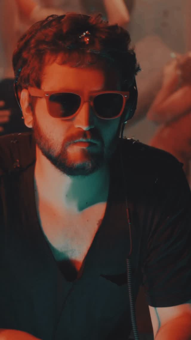 “¡Escucha, quillo! 
Si tu fiesta suena flojita… 
¡Eso no es una fiesta… eso es un entierro con Spotify!

¿Tú quieres que la gente baile… o que se vaya temprano? ¡EH!
Pues llama a Alquiler de Sonido Cádiz.

¡Altavoces que meten caña!
¡Luces que te dejan loco!
¡Micros, mesas de mezcla y cacharros de los buenos pa’ liarla gorda! ¡JA, JA!

Bodas, cumpleaños, eventos y saraos varios…
¡EN CÁDIZ Y TO’ LA PROVINCIA!

Alquiler de Sonido Cádiz:
¡Tú pones el plan…
y nosotros ponemos el jaleo! ¡OLE!

Llama al 622 290 586…
¡Y QUE NO TE DIGAN QUE BAJES EL VOLUMEN! ¡JA, JA, JA!”